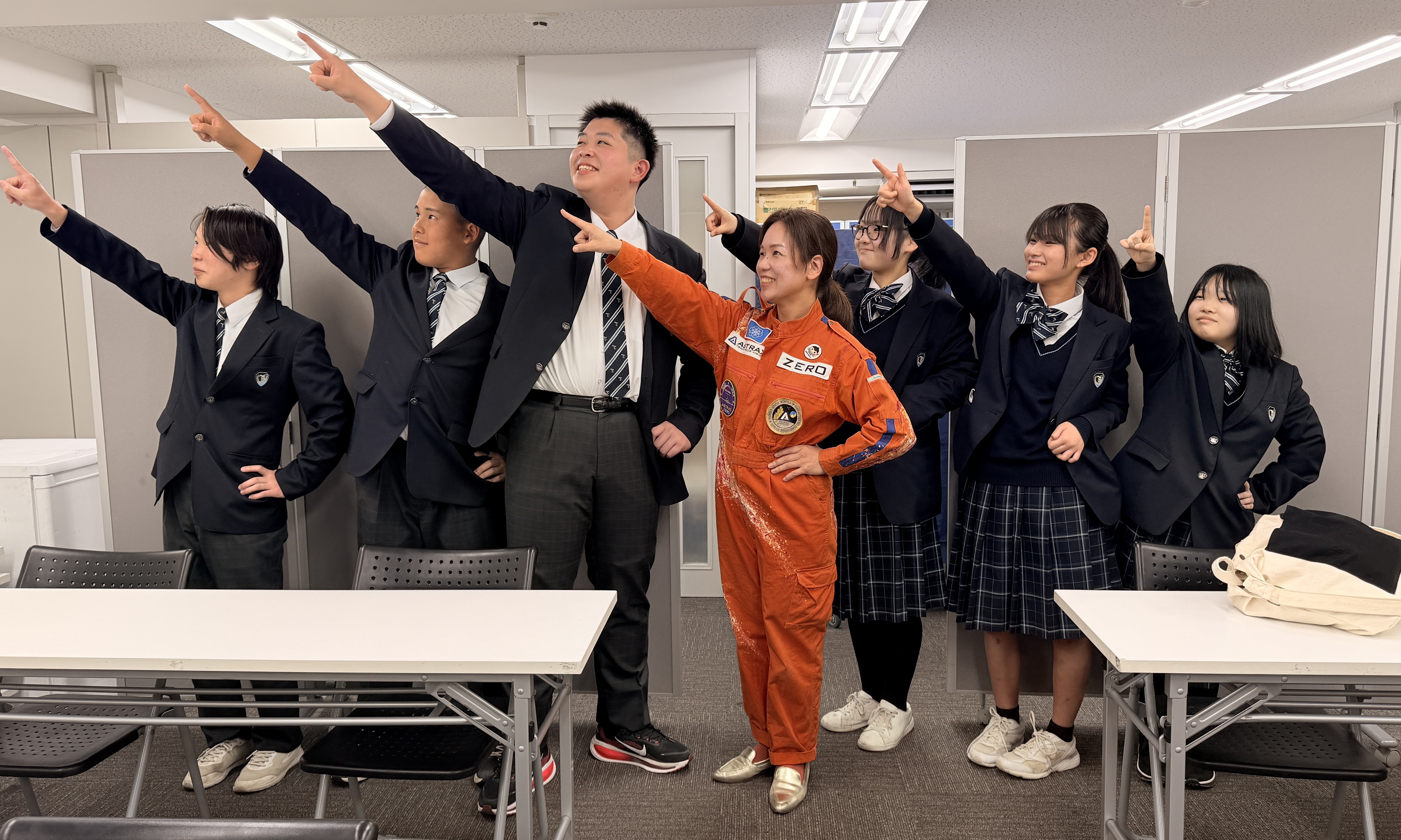 中学校での企業訪問講演の様子